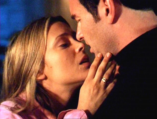 Фајл:3x08-Phoebe-Cole.jpg