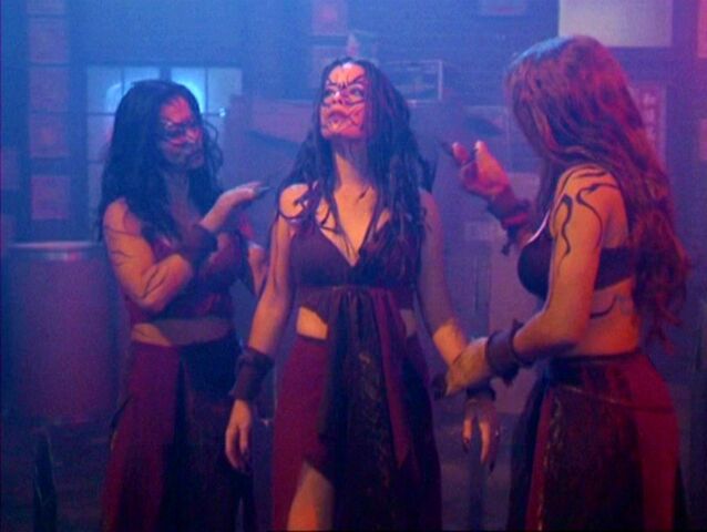 Фајл:4x03-Piper-Furies.jpg
