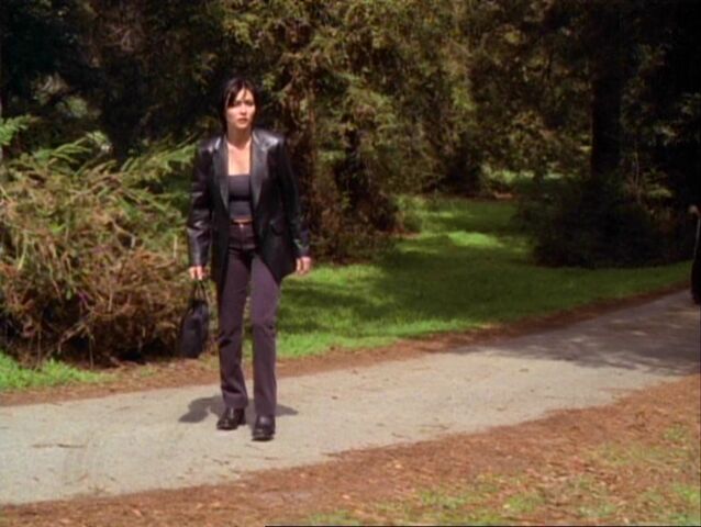 File:Prue LeatherJacket3.jpg