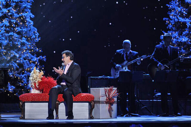 File:CMA-Country-Christmas-MissPiggy&VinceGill-(2011-11-10)-02.jpg