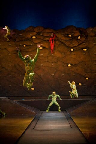 Archivo:Trampolines, Power Track and Wall - OVO.jpg