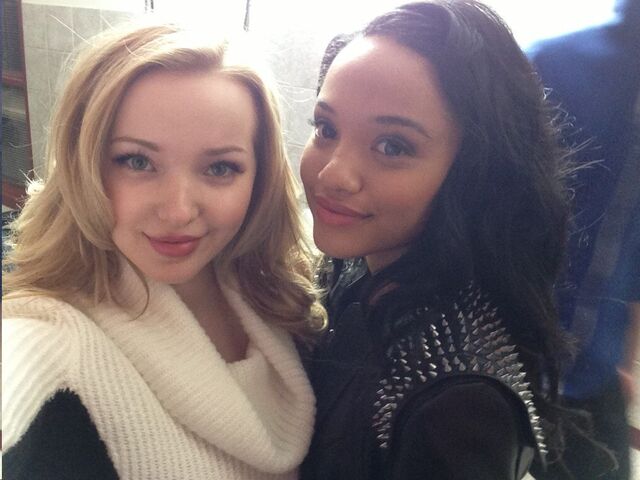 File:DOVE CAMERONN and kiersey.jpg