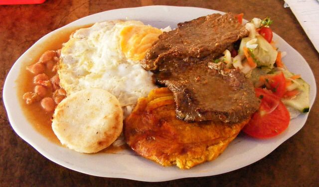 Archivo:Colombian-almuerzo.jpg