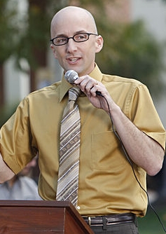 File:Dean on the mike.jpg