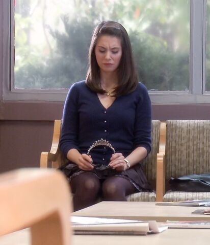 File:2x16 Annie and tiara2.jpg