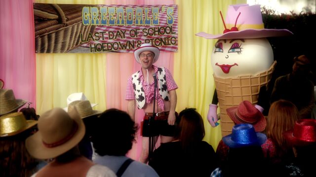 File:S02E23-Pistol Patty announces prize.jpg