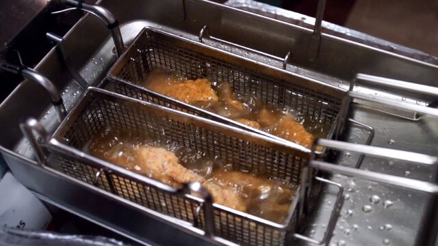 File:Deep fat frying.jpg