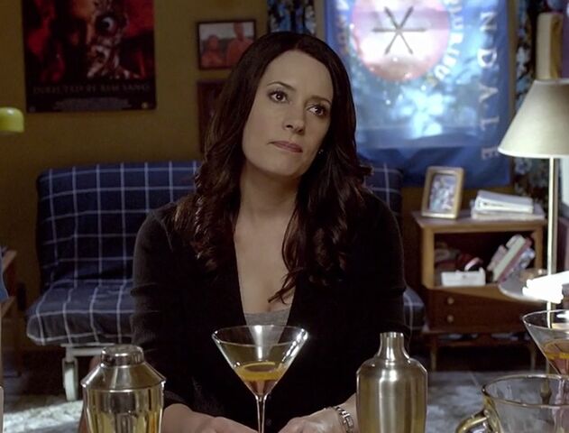 File:S06E12-Frankie drinks.jpg
