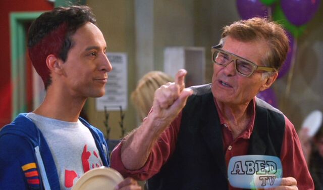 File:S04E01-Alter-Pierce fingers.jpg