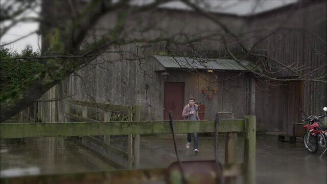 File:1x02 barn office.jpg