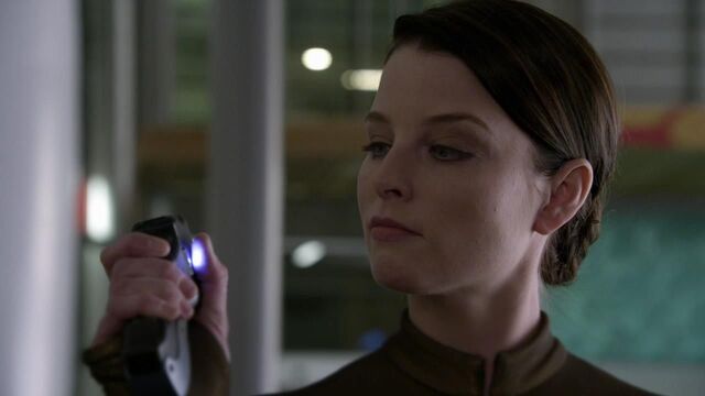 File:1x02 kiera multitool.jpg