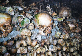 1280px-Paris catacombes