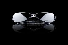 6430980-gafas-de-sol-sobre-fondo-negro-de-reflexivo