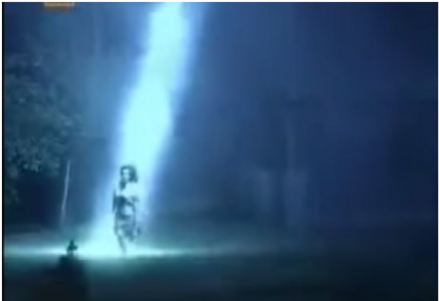 Arquivo:Luz perseguidora.png