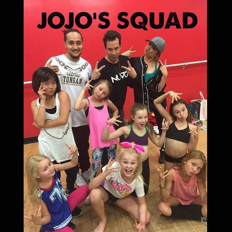 File:Mark Meismer with JoJo and her tour squad 21April2015.jpg