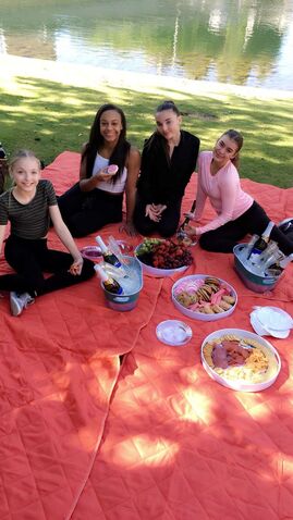 File:629 Girls picnic.jpg