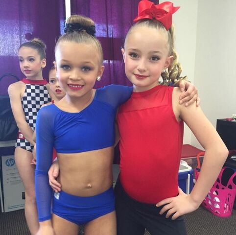 File:Minis Alexus and Peyton, Rihanna and Coco.jpg