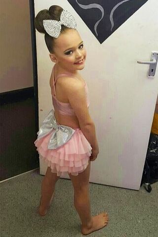 File:207 Chloe costume.jpg