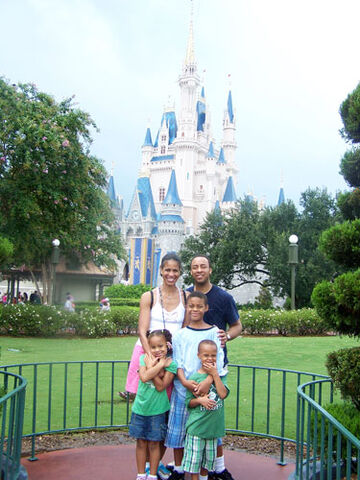 File:Niaandfamily.jpg