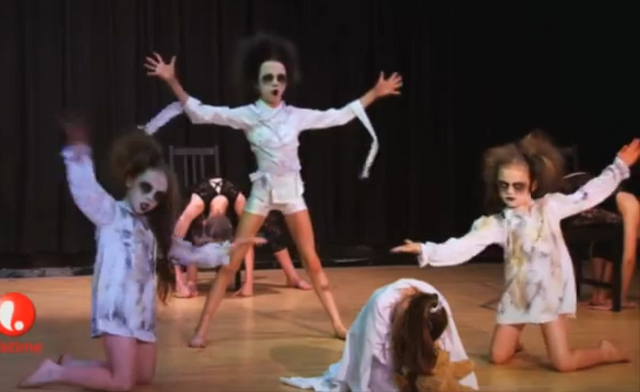 File:Dance Mums 105 3.png