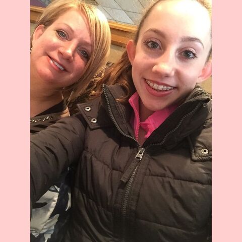 File:Chloe Smith with mom Liza 2015-02-11.jpg