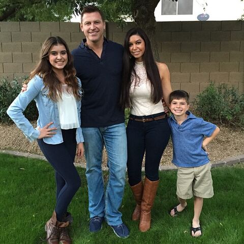File:Kira with family Insta-Nov-2014.jpg