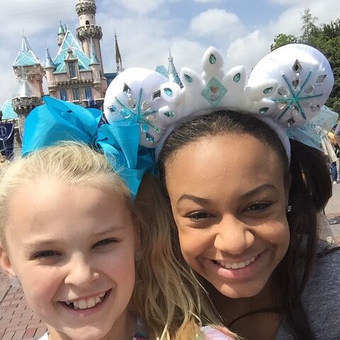 File:JoJo Nia Disneyland 2015-05-19.jpg