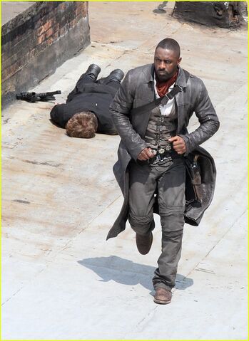 File:Idris-elba-unbuttons-his-shirt-on-the-dark-tower-set-21.jpg