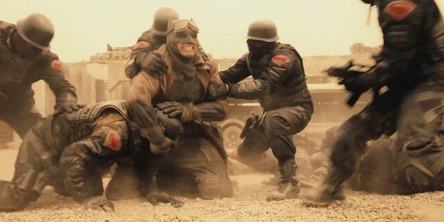 Datei:Batman-V-Superman-Guards.jpg