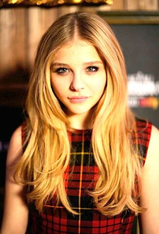 File:Chloe Red.jpg