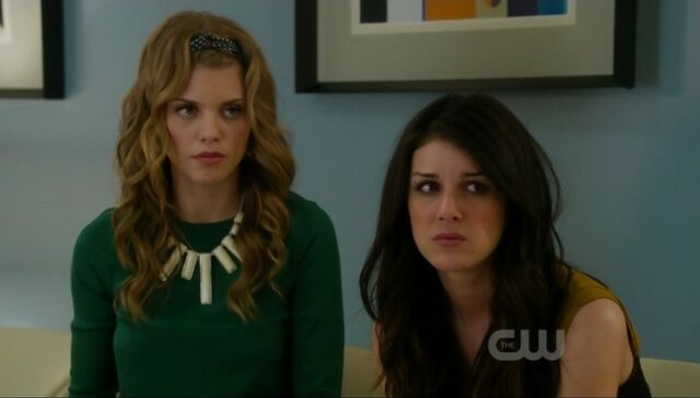 File:Naomi and Annie 90210.jpg