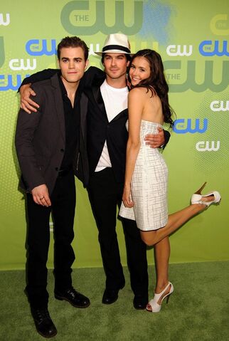File:Paul-wesley-ian-somerhalder-e-nina-dobrev-al-cw-network-upfront-party-per-promuovere-the-vampire-diaries-a-maggio-2009-120861.jpg