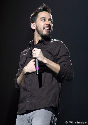 File:Mike-shinoda-transformers-3-dark-of-the-moon-iridescent-lpu-chat 13045276991.jpg