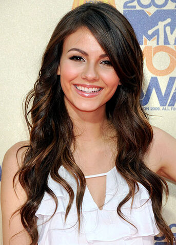 File:Victoria-Justice-white-dress.jpg