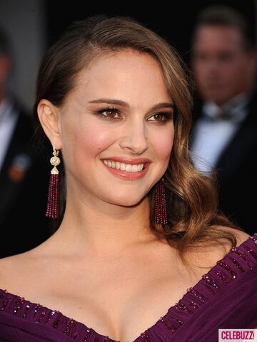 File:Natalie-portman-oscars-2011-red-carpet4-435x580.jpg