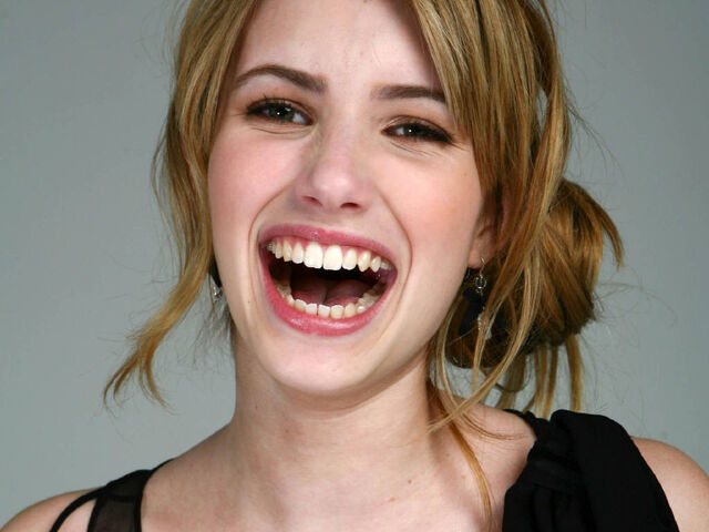 File:Emma-Roberts-Laughing-Wallpaper-1.jpg