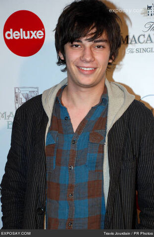 File:Devon-bostick-8th-young-hollywood-holiday-wuWbfw.jpg