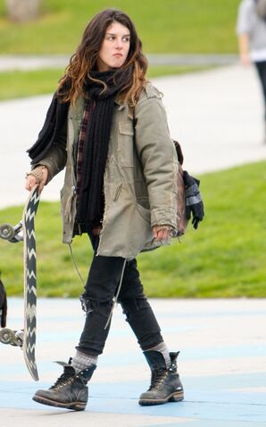 File:Shenae-grimes-skateboard-sugar-12302010-02.jpg