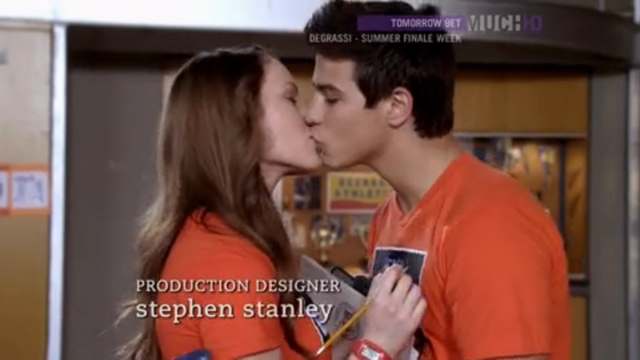 File:KrewKiss.png