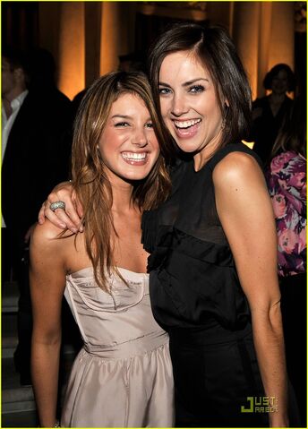 File:Shenae-grimes-jessica-stroup-tca-bffs-03.jpg