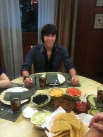 File:Eli munro didnenr tacos!!1.jpg