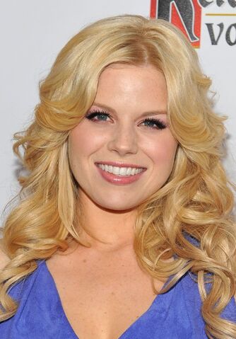 File:Megan-Hilty-Long-Blonde-Loose-Curly-Hairstyle.jpg