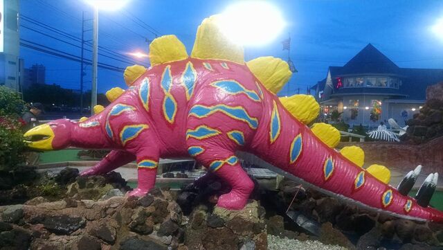 File:Old pro golf stegosaurus.jpg