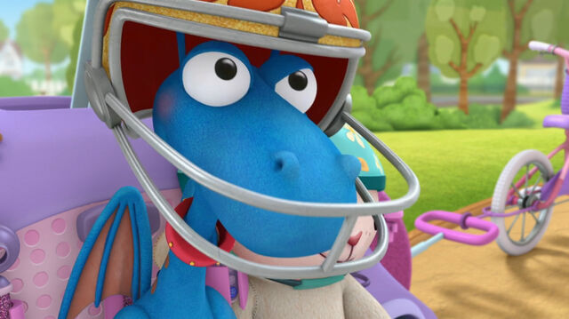 File:Stuffy with a football helmet on.jpg