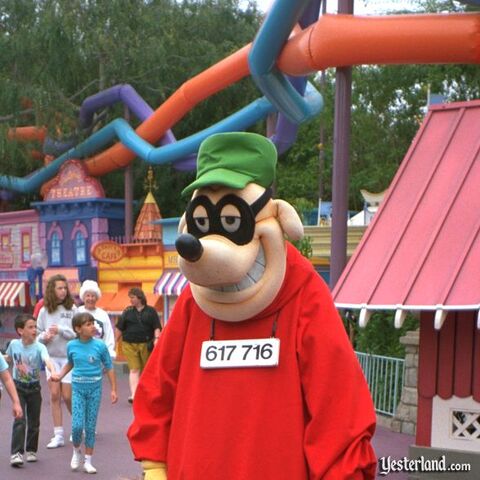 File:BaggyBeagleAtDisneyland.jpg
