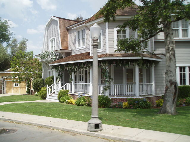 File:1280px-WisteriaLanePurpleHouse.jpg