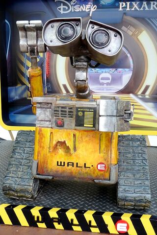 File:Wall-E HKDL.jpg