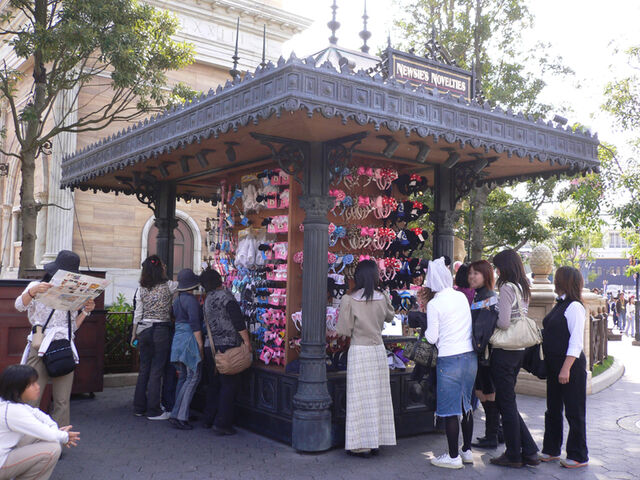 File:Newsie's Novelties.jpg