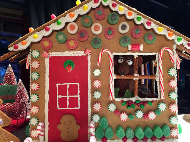 File:TheMuppets-S01E10-Yolanda-GingerbreadHouse.jpg