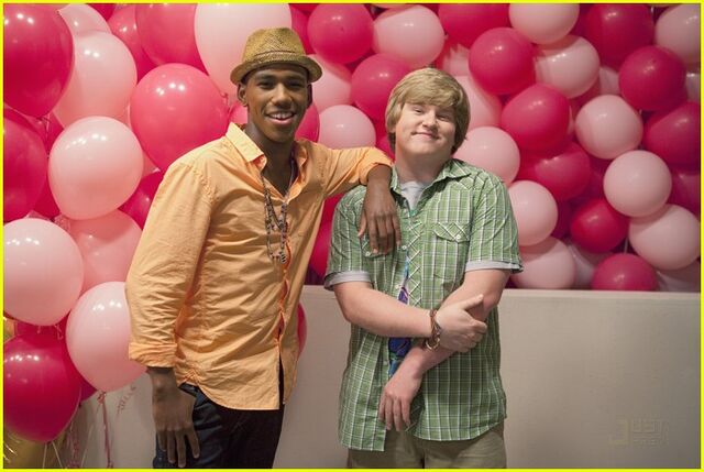 File:G-hannelius-demi-lovato-pink-15.jpg